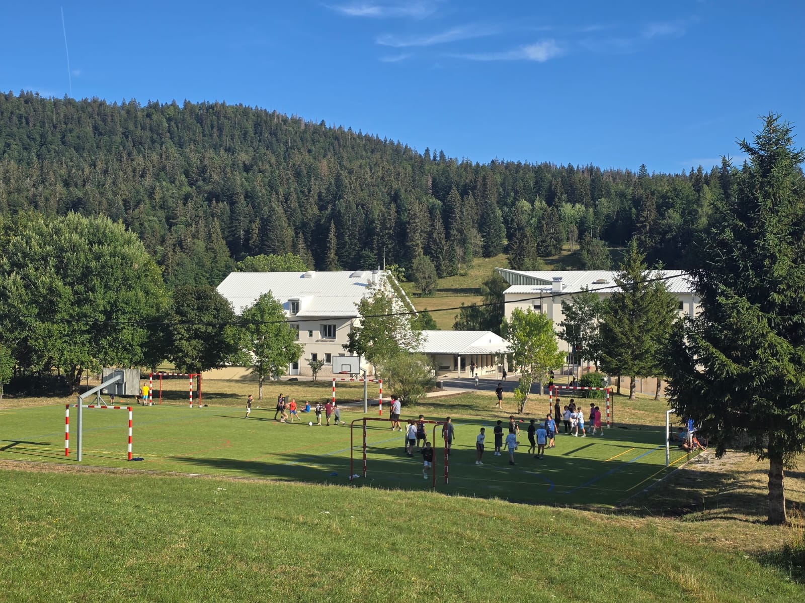 Centre de Bellefontaine, terrain multisports et forêt du Haut-Jura
